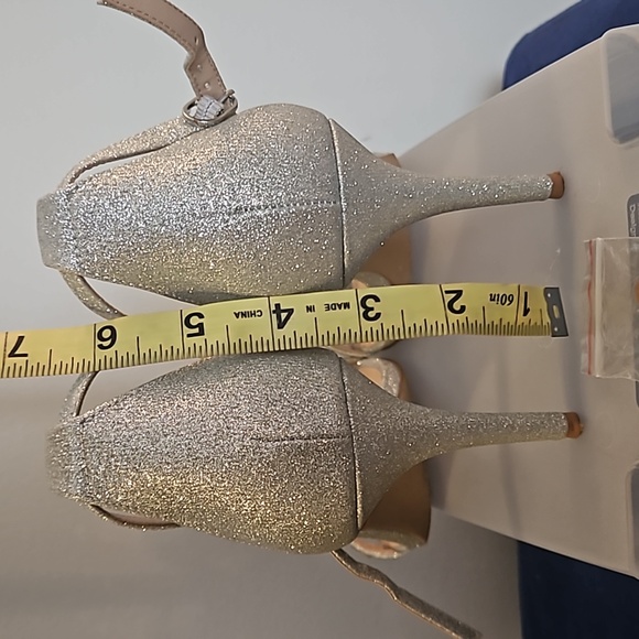 Silver Heels - Picture 7 of 7